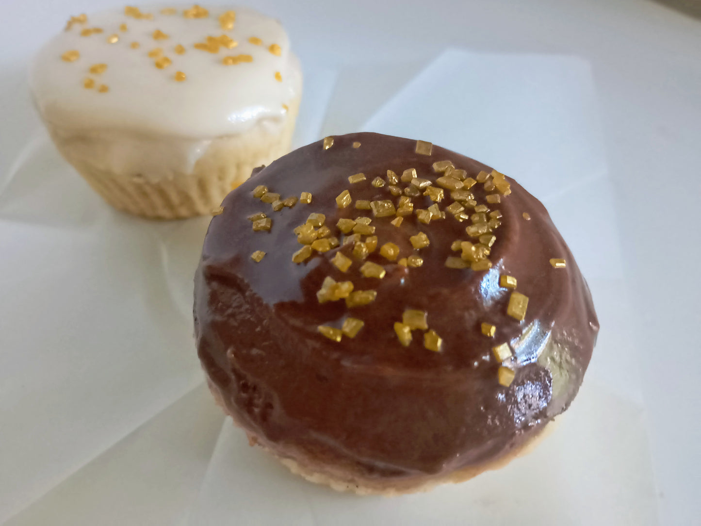 Chocolate & Vanilla 2-Pack Frosted Cupcakes – Gluten-Free & Dairy-Free (4.6 oz)